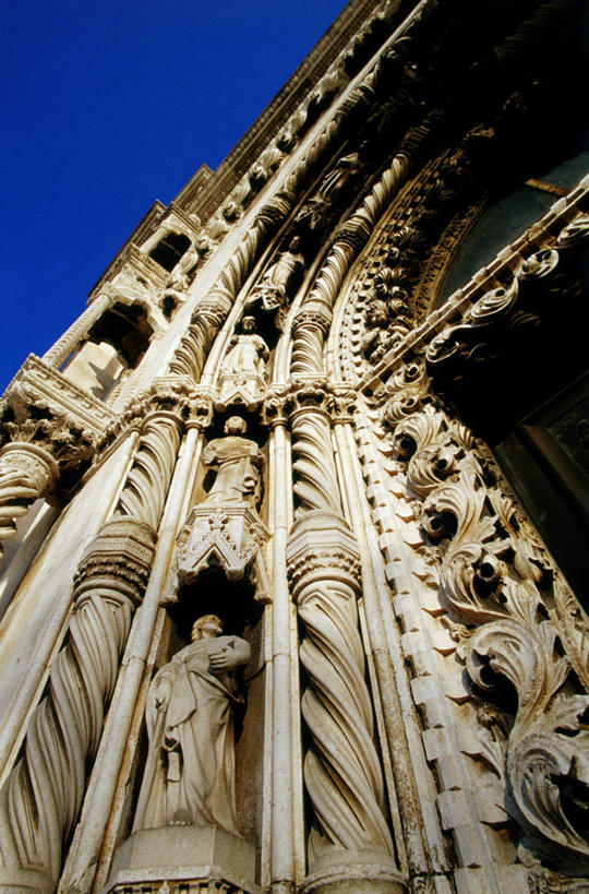 无人,教堂,竖图,室外,白天,仰视,石头,标志建筑,地标,建筑,雕塑,欧洲,克罗地亚,阴影,节日,艺术,装饰,光线,雕刻,雕像,石子,影子,建筑群,文化,建设,蓝色,蓝天,天空,阳光,工艺品,天,祈祷,健康,许愿,宗教,信仰,晴朗,纪念,华丽,修饰,祈求,美术,点缀,主题,陈列,信念,万里无云,功能,美学,衬托,美观,雅致,雅观,克罗地亚共和国,长久,久长,悠长,悠久,圣雅各伯主教座堂,希贝尼克,平安,石块,岩石,晴空,晴空万里,彩图,低角度拍摄,大教堂,礼拜堂