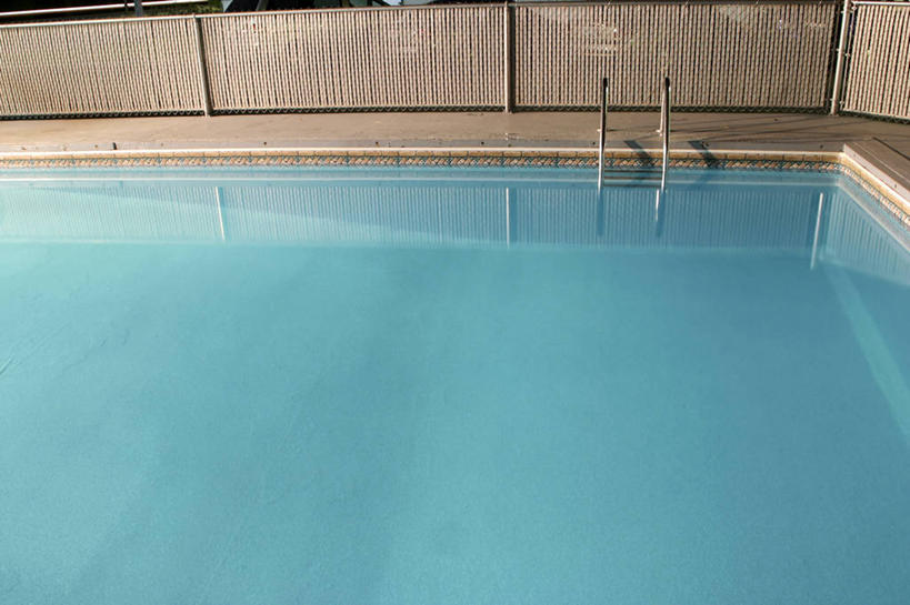 无人,游泳池,栏杆,攀登,横图,俯视,室外,白天,水,一把,一排,阴影,整齐,光线,梯子,影子,阶梯,水池,水面,围栏,泳池,护栏,排列,阳光,爬,上升,队列,登高,攀爬,彩图,高角度拍摄