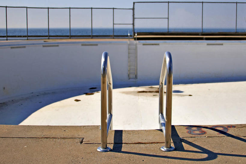 无人,体育馆,游泳池,栏杆,攀登,横图,室外,白天,正面,海浪,海洋,阴影,光线,梯子,影子,阶梯,浪花,水池,围栏,泳池,护栏,蓝色,蓝天,天空,阳光,海水,天,爬,晴朗,上升,游泳馆,海景,万里无云,登高,大海,风浪,海,海水的波动,近岸浪,涌浪,晴空,晴空万里,攀爬,彩图