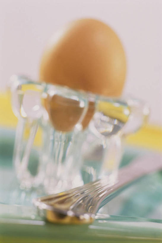 无人,竖图,室内,特写,白天,正面,早餐,杯子,餐具,阴影,朦胧,模糊,光线,叉子,刀叉,刀子,影子,蛋,蛋清,鸡蛋,玻璃制品,一个,一只,容器,水杯,碗,单个,储藏,储存,餐刀,餐叉,卵,玻璃杯,进餐用具,彩图,早饭,贮存