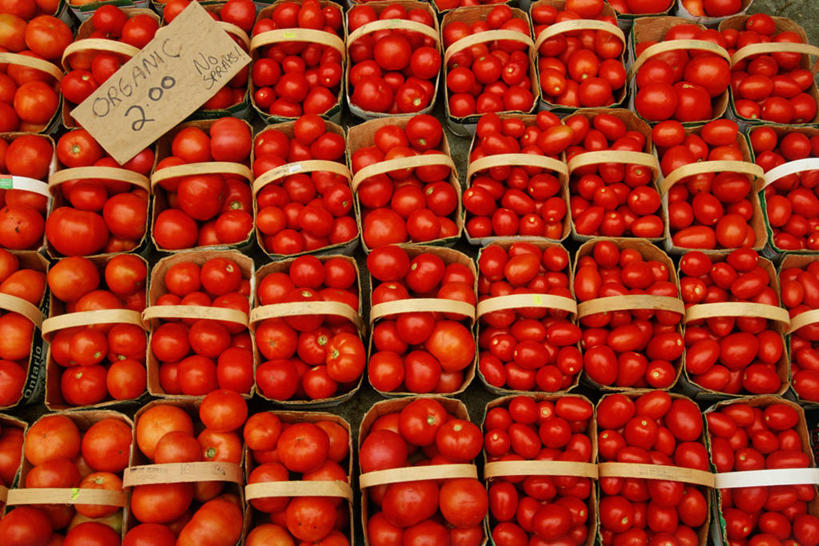 无人,横图,俯视,室外,白天,兴奋,热情,西红柿,水果,一堆,一排,许多,堆叠,堆积,新鲜,整齐,并列,并排,英文,标志,数字,文字,纸盒,字符,字母,生食,食品,果实,很多,开放,标识,盒子,食物,排列,红色,容器,健康,温暖,奔放,活力,积极,激情,阿拉伯数字,朝气,有机食品,绿色食品,储藏,堆,英文字母,暖色,吉祥,生命,储存,队列,平行,饱满,革命,热烈,赤色,充实,斗志,喜气,主动,樱桃番茄,圣女果,番茄,彩图,高角度拍摄,欢乐,贮存