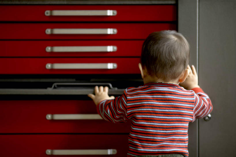 西方人,婴儿,儿童,一个人,站,横图,室内,白天,纯洁,摆设,厨房,欧洲,欧洲人,仅一个人,一排,阴影,服装,整齐,光线,影子,休闲装,设备,排列,小孩,背面,衣服,站着,休闲,休闲服,可爱,服饰,活泼,队列,宝宝,装备,纯真,烂漫,无邪,设置,伶俐,天真,白种人,孩子,站立,半身,彩图,灶间