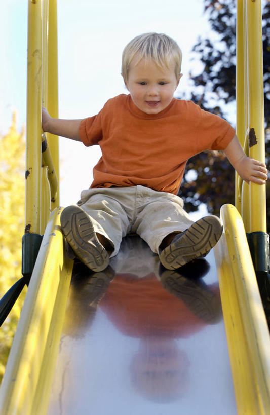 西方人,儿童,一个人,坐,笑,微笑,露齿笑,竖图,室外,白天,仰视,游戏,纯洁,植物,摆设,玩具,欧洲,欧洲人,仅一个男性,仅一个人,阴影,服装,光线,影子,玩,注视,休闲装,娱乐,设备,运动器械,树,树木,小孩,衣服,蓝色,绿色,蓝天,天空,阳光,自然,天,观察,看,仅一个小孩,休闲,休闲服,滑滑梯,滑梯,可爱,童年,童趣,益智,服饰,生长,成长,观看,活动,察看,发泄,关注,消遣,智力,装备,童真,烂漫,无邪,宣泄,设置,天真,男孩,男人,男性,白种人,孩子,玩耍,嬉戏,坐着,彩图,低角度拍摄,全身,男生