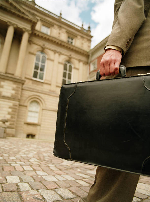 西方人,一个人,商务人士,商务男性,广场,走,竖图,室外,特写,白天,仰视,衬衫,欧洲,欧洲人,仅一个男性,仅一个人,仅一个中年男性,握,阴影,套装,光线,包,公文包,影子,云,云朵,法院,拿,云彩,拿着,蓝色,白云,蓝天,天空,阳光,天,握着,晴朗,公事包,法庭,商务装,工薪阶层,男人,男性,中年男性,白种人,白领,上班族,晴空,步行,走路,半身,彩图,低角度拍摄,衬衣