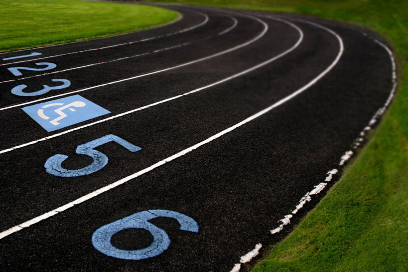 无人,体育馆,运动场,横图,俯视,室外,白天,锻炼,快乐,比赛,运动,竞争,草地,草坪,植物,一排,阴影,曲折,弯曲,整齐,并列,并排,光线,标志,数字,文字,影子,字符,跑道,娱乐,标识,体育场,草,排列,绿色,阳光,休闲,阿拉伯数字,蜿蜒,田径场,体育运动,队列,平行,对手,运动馆,敌手,体育,彩图,高角度拍摄,健身