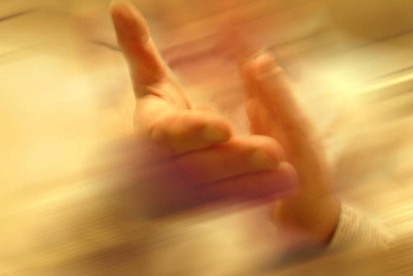 西方人,手,一个人,鼓掌,横图,室内,白天,正面,欧洲,欧洲人,仅一个男性,仅一个人,仅一个中年男性,阴影,朦胧,模糊,庆祝,光线,影子,阳光,手部,庆贺,祝贺,男人,男性,中年男性,白种人,拍手,半身,彩图