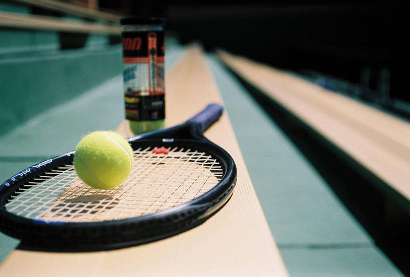 无人,横图,室外,特写,白天,正面,锻炼,旅游,度假,运动,网球,静物,阴影,光线,网球拍,影子,球拍,网球装备,娱乐,运动器械,阳光,享受,休闲,健身器械,放松,室外运动,健身器材,户外运动,网球运动,彩图,健身,运动器材