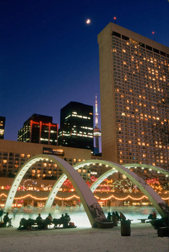 西方人,体育馆,高楼大厦,运动场,坐,竖图,彩色,室外,夜晚,仰视,度假,美景,城市风光,标志建筑,城市,大厦,地标,建筑,摩天大楼,照明,欧洲,加拿大,圣诞节,欧洲人,服装,节日,庆祝,装饰,彩灯,景观,月亮,灯光,月光,许多人,注视,休闲装,文化,娱乐,建设,体育场,灯,衣服,蓝色,蓝天,天空,灯具,天,观察,看,一群人,庆典,享受,休闲,休闲服,景色,放松,服饰,花灯,晴朗,观看,纪念,五颜六色,华丽,修饰,明亮,照亮,色彩斑斓,点缀,察看,北美,北美洲,照明设备,关注,美洲,电视塔,五彩缤纷,多伦多,万里无云,省会,北亚美利加洲,亚美利加洲,运动馆,衬托,美观,雅致,雅观,五彩斑斓,皎洁,加拿大多伦多电视塔,加拿大国家电视塔,CN电视塔,安大略省,安省,北方好莱坞,多伦多市,西恩塔,五光十色,白种人,晴空,晴空万里,坐着,彩图,低角度拍摄,全身,大楼,高层建筑,高楼,摩天楼