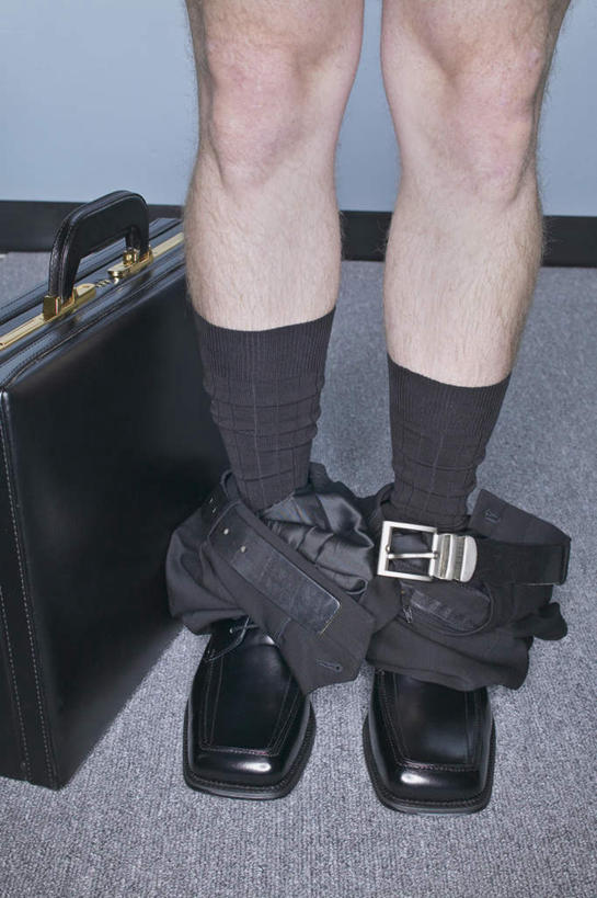 西方人,一个人,站,竖图,俯视,室内,白天,鞋,安全,手提箱,鞋子,欧洲,欧洲人,仅一个男性,仅一个人,裤子,朦胧,模糊,皮革,牛仔裤,仅一个年轻男性,箱子,站着,保护,保险,私密,密码箱,男人,男性,年轻男性,白种人,站立,半身,彩图,高角度拍摄,皮鞋