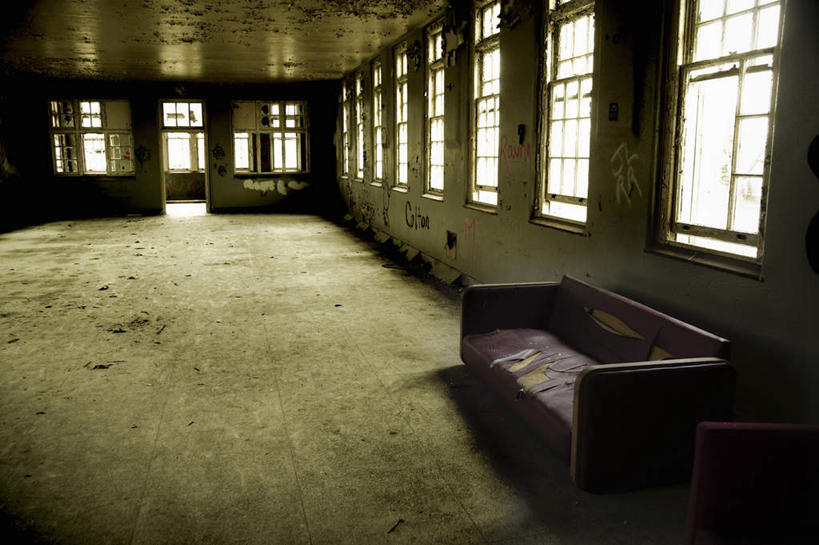 无人,横图,室内,白天,正面,窗户,落地窗,门,沙发,一排,阴影,整齐,光线,影子,破坏,玻璃窗,排列,阳光,门框,杂乱,损坏,混乱,队列,毁坏,布艺沙发,紊乱,芜杂,彩图