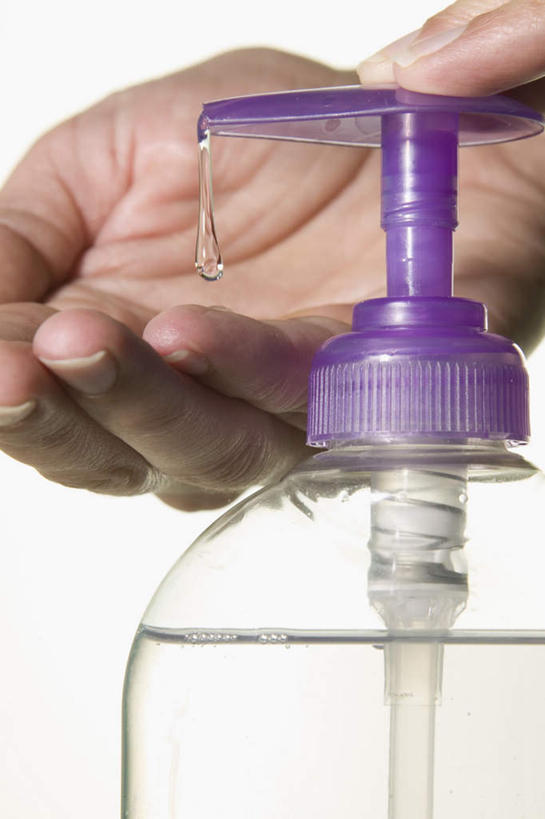 西方人,手,一个人,竖图,室内,特写,白天,白色背景,正面,欧洲,欧洲人,仅一个男性,仅一个人,透明,液体,仅一个年轻男性,一个,瓶子,塑料制品,手部,塑料瓶,摄影,影棚,单个,按压,男人,男性,年轻男性,白种人,半身,彩图,影棚拍摄,拍摄