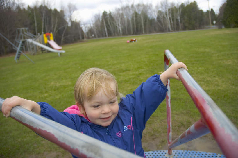 西方人,儿童,手,一个人,游乐园,蹲,笑,微笑,露齿笑,横图,俯视,室外,白天,纯洁,草地,草坪,植物,摆设,游乐场,欧洲,欧洲人,仅一个男性,仅一个人,许多,握,阴影,服装,光线,影子,很多,注视,休闲装,设备,草,树,树木,小孩,衣服,绿色,阳光,自然,观察,看,仅一个小孩,休闲,手部,休闲服,可爱,童年,童趣,握着,服饰,生长,成长,观看,察看,关注,装备,童真,烂漫,无邪,乐园,设置,天真,男孩,男人,男性,白种人,孩子,蹲着,半身,彩图,高角度拍摄,男生