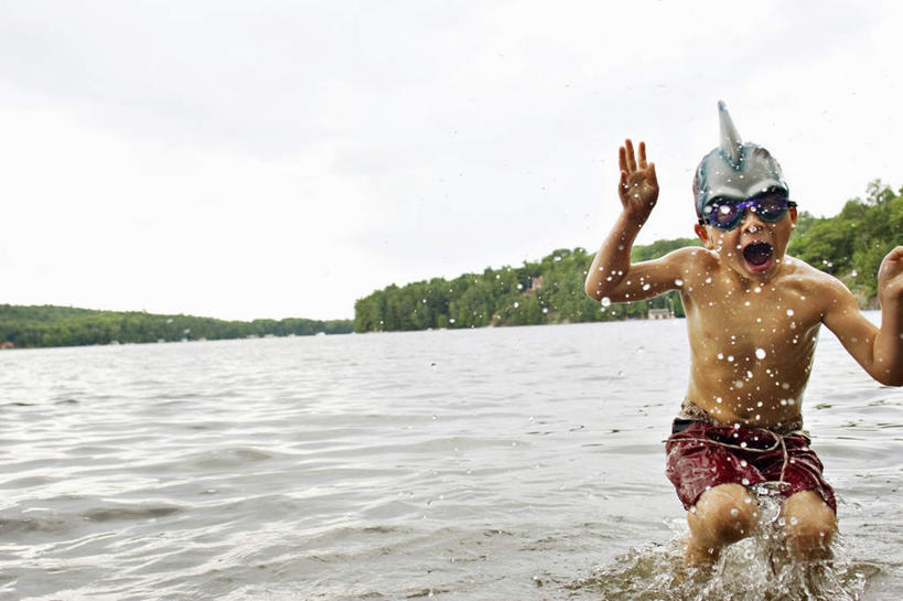 西方人,儿童,一个人,站,举,伸展双臂,横图,室外,白天,正面,纯洁,湖,湖泊,水,植物,哺乳动物,貘,野生动物,欧洲,欧洲人,仅一个男性,仅一个人,一副,一排,许多,阴影,整齐,光线,面具,眼镜,影子,泳镜,湖面,水流,水面,地面,很多,注视,裸露,树,树木,排列,小孩,绿色,阳光,自然,动物,游泳眼镜,湖水,观察,看,托,站着,张嘴,仅一个小孩,可爱,童年,童趣,活泼,生长,成长,观看,察看,队列,关注,裸,张大嘴巴,童真,烂漫,无邪,南美貘,天真,男孩,男人,男性,白种人,孩子,张开嘴,敞开双臂,举起,举手,举着,伸开双臂,向上举,向上伸,向上托,展开双肩,站立,张开手臂,张开双臂,半身,彩图,男生