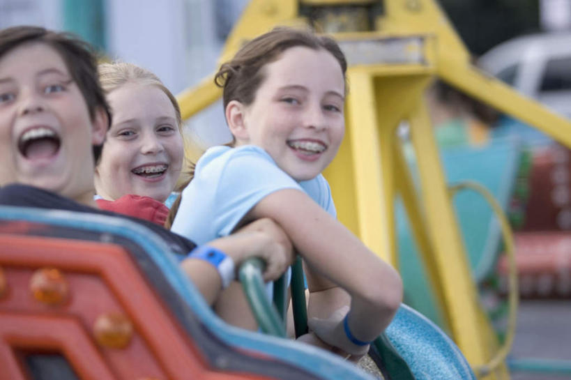 西方人,儿童,手,三个人,伙伴,朋友,游乐园,栏杆,坐,笑,微笑,露齿笑,横图,室外,白天,正面,友谊,摆设,游乐场,欧洲,欧洲人,一副,握,阴影,服装,朦胧,模糊,光线,眼镜,影子,围栏,注视,休闲装,设备,护栏,小孩,衣服,阳光,观察,回头,看,张嘴,转头,休闲,手部,休闲服,握着,服饰,观看,察看,关注,装备,近视眼镜,张大嘴巴,乐园,设置,友情,男孩,男人,男性,女孩,女人,女性,白种人,张开嘴,坐着,半身,彩图,男生,女生