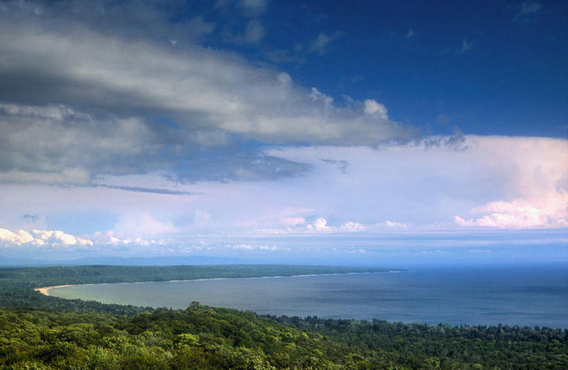 无人,公园,横图,俯视,航拍,室外,白天,旅游,度假,海浪,海洋,美景,日落,森林,树林,植物,加拿大,一排,许多,阴影,整齐,光线,影子,景观,浪花,水平线,晚霞,霞光,云,云朵,落日,辽阔,海平线,很多,云彩,娱乐,树,树木,排列,蓝色,绿色,白云,蓝天,天空,阳光,自然,海水,黄昏,天,享受,休闲,广阔,景色,彩霞,放松,生长,晴朗,成长,一望无际,北美,北美洲,鸟瞰,队列,自然风光,美洲,海景,北亚美利加洲,亚美利加洲,安大略省,安省,无边无际,一马平川,夕照,省立公园,苏必利尔湖省立公园,大海,风浪,海,海水的波动,近岸浪,涌浪,晴空,夕阳,彩图,高角度拍摄,水天相接,水天一线,斜阳