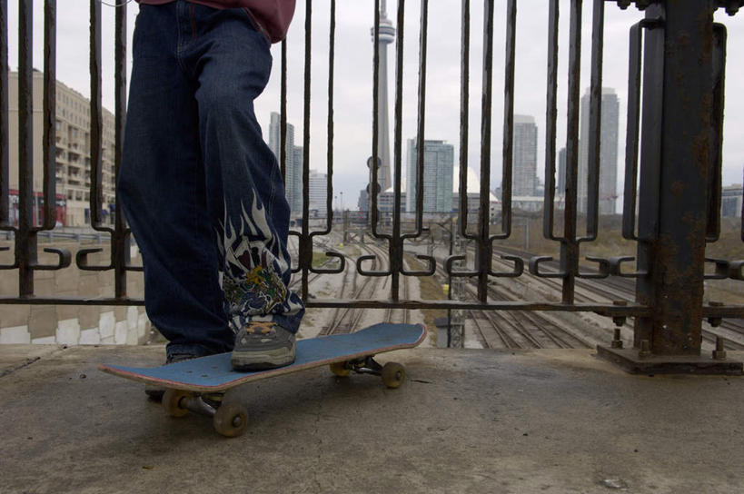 西方人,儿童,一个人,高楼大厦,栏杆,站,横图,室外,白天,正面,运动鞋,锻炼,纯洁,运动,植物,大厦,建筑,路,摩天大楼,铁路,鞋子,欧洲,加拿大,欧洲人,仅一个男性,仅一个人,阴影,花纹,服装,裤子,枯萎,光线,图案,影子,围栏,枯草,地面,轨道,交通,铁轨,牛仔裤,休闲装,极限运动,踩,护栏,草,小孩,衣服,黄色,阳光,踩着,站着,仅一个小孩,休闲,休闲服,可爱,童年,童趣,运输,服饰,滑板,休闲鞋,北美,北美洲,美洲,电视塔,童真,烂漫,无邪,多伦多,省会,北亚美利加洲,亚美利加洲,加拿大多伦多电视塔,加拿大国家电视塔,CN电视塔,安大略省,安省,北方好莱坞,多伦多市,西恩塔,体育,天真,男孩,男人,男性,白种人,孩子,站立,半身,彩图,健身,大楼,高层建筑,高楼,摩天楼,滑板运动,男生