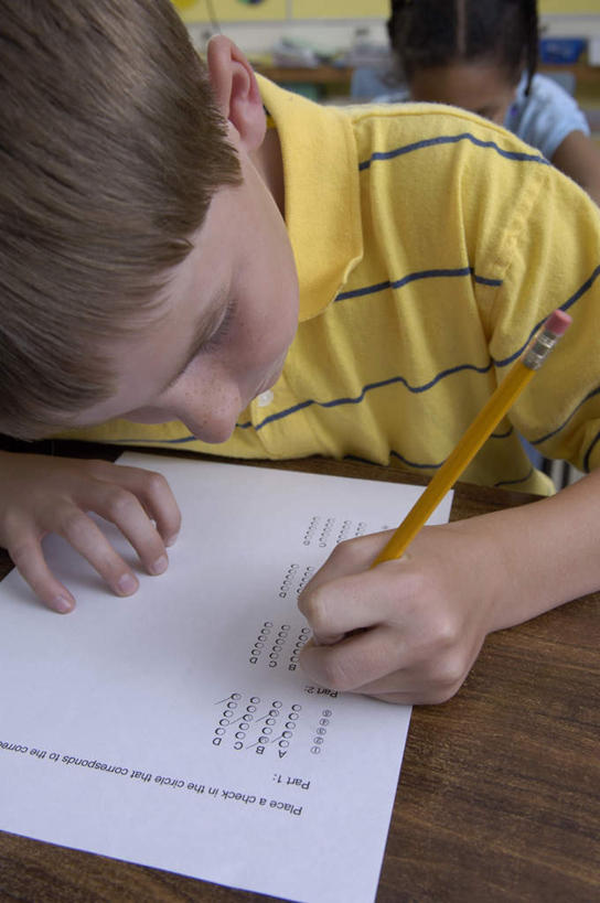 西方人,儿童,手,两个人,伙伴,朋友,学校,坐,竖图,俯视,室内,白天,友谊,桌子,欧洲,欧洲人,一排,一张,许多,握,阴影,服装,朦胧,模糊,整齐,光线,英文,笔,标志,文字,影子,字符,字母,灯光,办公用品,很多,拿,拿着,注视,休闲装,标识,书桌,校园,文具,排列,一只,小孩,衣服,课桌,铅笔,学习用品,低头,观察,看,休闲,教室,同学,手部,休闲服,握着,服饰,卷纸,观看,英文字母,文具用品,察看,校友,队列,关注,同窗,学友,友情,男孩,男人,男性,女孩,女人,女性,白种人,坐着,半身,彩图,高角度拍摄,男生,女生