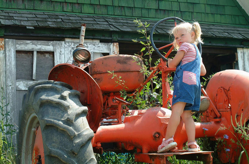 西方人,儿童,一个人,家,站,横图,室外,白天,仰视,兴奋,纯洁,热情,卡车,欧洲,欧洲人,仅一个女性,仅一个人,一辆,阴影,服装,光线,影子,房屋,墙,屋子,集装箱,开放,注视,休闲装,楼房,墙壁,墙面,住宅,小孩,衣服,红色,阳光,观察,看,站着,仅一个小孩,休闲,健康,温暖,休闲服,奔放,活力,积极,激情,可爱,童年,童趣,服饰,集装箱车,朝气,观看,货车,暖色,吉祥,察看,生命,关注,饱满,货运车,童真,烂漫,无邪,革命,热烈,赤色,充实,斗志,喜气,主动,天真,女孩,女人,女性,白种人,孩子,载重汽车,站立,彩图,低角度拍摄,全身,欢乐,房子,女生