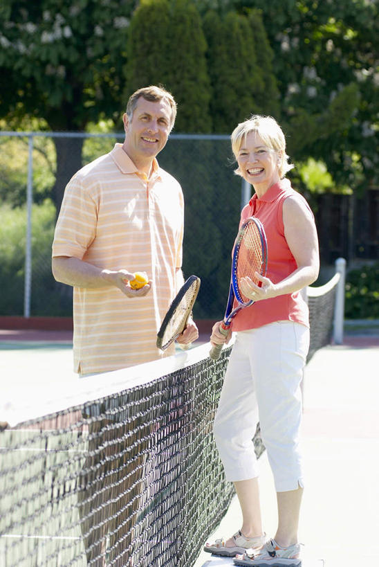 西方人,两个人,栏杆,站,笑,微笑,露齿笑,竖图,室外,白天,侧面,旅游,度假,羽毛球,草地,草坪,植物,羽毛,欧洲,欧洲人,握,阴影,服装,光线,影子,栅栏,篱笆,围栏,球网,球拍,羽毛球拍,羽毛球装备,拿,拿着,扭头,休闲装,娱乐,运动器械,护栏,草,树,树木,衣服,绿色,阳光,自然,站着,转头,享受,休闲,休闲服,健身器械,放松,握着,服饰,生长,成长,健身器材,户外运动,羽毛球球拍,羽毛球球网,羽毛球网,羽毛球运动,老年男性,老年女性,男人,男性,女人,女性,白种人,站立,半身,彩图,运动器材