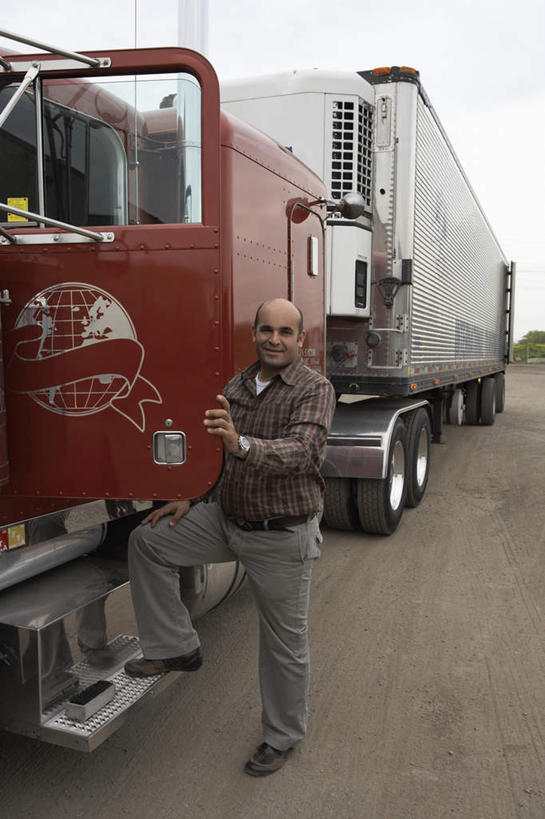 西方人,手,秃头,一个人,站,笑,微笑,露齿笑,竖图,室外,白天,正面,凉鞋,兴奋,热情,植物,卡车,汽车,鞋子,欧洲,欧洲人,仅一个男性,仅一个人,仅一个中年男性,两辆,握,阴影,服装,裤子,时间,光线,时钟,手表,影子,地面,开放,计时,注视,休闲装,车,树,树木,衣服,红色,绿色,白色,阳光,自然,钟表,交通工具,观察,看,站着,休闲,健康,温暖,手部,休闲服,表,奔放,活力,积极,激情,握着,服饰,朝气,生长,成长,观看,暖色,腕表,吉祥,察看,卫生,生命,关注,载具,饱满,纯真,洁净,革命,光明,热烈,赤色,恬静,中间色,充实,斗志,朴素,清白,喜气,主动,男人,男性,中年男性,白种人,光头,无发,钟,站立,彩图,全身,夹趾拖鞋,人字拖,人字拖鞋,欢乐