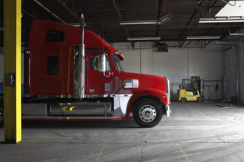 无人,横图,室外,白天,正面,度假,兴奋,热情,美景,天花板,城市风光,城市,卡车,汽车,英国,欧洲,一辆,阴影,光线,影子,墙,景观,灯光,开放,娱乐,英格兰,墙壁,墙面,车,红色,交通工具,享受,休闲,健康,温暖,景色,奔放,放松,活力,积极,激情,朝气,暖色,吉祥,生命,西欧,载具,大不列颠,饱满,大不列颠及北爱尔兰联合王国,革命,大不列颠联合王国,日不落英帝国,热烈,赤色,充实,斗志,喜气,主动,英吉利,彩图,欢乐