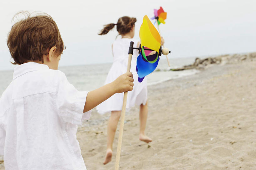 西方人,儿童,两个人,伙伴,朋友,横图,彩色,室外,白天,快乐,自由,友谊,幸福,纯洁,沙滩,风车,玩具,欧洲,加拿大,欧洲人,奔驰,阴影,服装,光线,沙子,影子,海岸,沙地,休闲装,娱乐,小孩,背面,衣服,阳光,奔跑,休闲,喜庆,休闲服,活力,可爱,童年,童趣,服饰,希望,五颜六色,色彩斑斓,吉祥,北美,北美洲,象征,美洲,和平,五彩缤纷,梦想,童真,烂漫,无邪,多伦多,忠诚,省会,北亚美利加洲,亚美利加洲,进取,灵动,勇敢,勤奋,五彩斑斓,安大略省,安省,北方好莱坞,多伦多市,五光十色,天真,团结,幸运,友情,男孩,男人,男性,女孩,女人,女性,白种人,海滩,半身,彩图,男生,女生