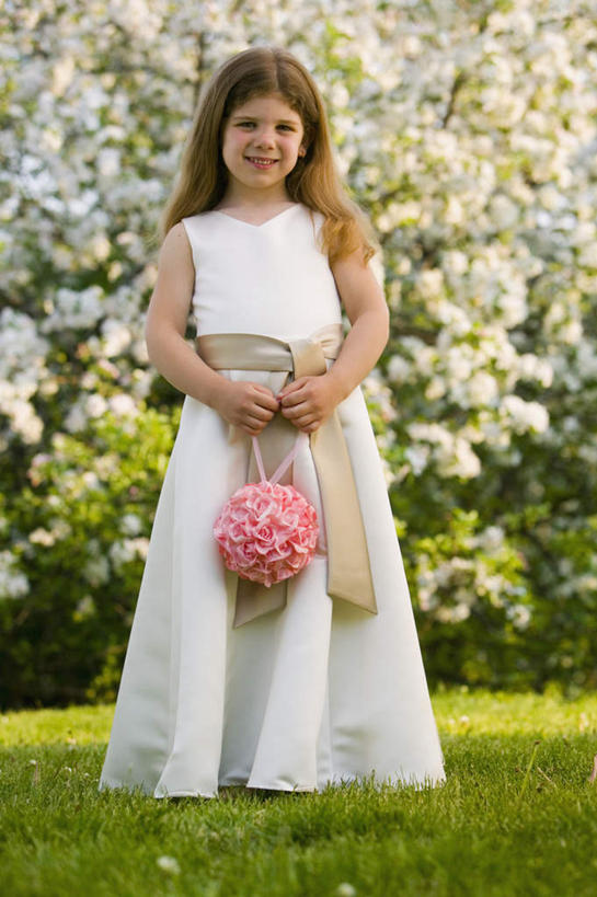 西方人,儿童,手,一个人,站,笑,微笑,露齿笑,竖图,室外,白天,正面,裙子,纯洁,叶子,欧洲,欧洲人,仅一个女性,仅一个人,许多,握,阴影,连衣裙,朦胧,模糊,光线,影子,绿叶,地面,很多,拿,拿着,注视,一个,小孩,阳光,观察,看,站着,仅一个小孩,手部,嫩叶,可爱,童年,童趣,握着,单个,观看,察看,关注,童真,烂漫,无邪,天真,绣球,女孩,女人,女性,白种人,孩子,叶,叶片,站立,彩图,全身,女生