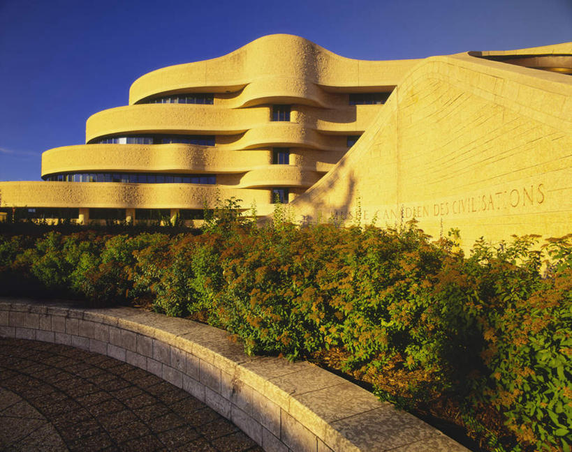 无人,家,栏杆,露台,横图,室外,白天,正面,度假,草地,草坪,美景,植物,阳台,城市风光,城市,加拿大,一排,阴影,整齐,光线,影子,柱子,房屋,屋子,景观,围栏,娱乐,护栏,楼房,住宅,草,树,树木,排列,蓝色,绿色,蓝天,天空,阳光,天,享受,休闲,景色,放松,生长,晴朗,成长,北美,北美洲,队列,美洲,万里无云,省会,北亚美利加洲,亚美利加洲,魁北克,魁北克城,魁北克省,魁北克市,晴空,晴空万里,彩图,房子,露天阳台