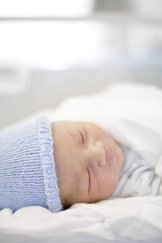 西方人,婴儿,儿童,脸,头,脸颊,一个人,医院,躺,闭眼,竖图,室内,特写,白天,侧面,纯洁,床,帽子,欧洲,欧洲人,仅一个人,阴影,睡衣,光线,影子,床单,被子,小孩,蓝色,阳光,可爱,单人床,活泼,被单,宝宝,纯真,烂漫,无邪,医疗机构,棉帽,寝衣,卧着,伶俐,天真,白种人,孩子,头部,脸部,脸蛋,面部,闭眼睛,闭着眼,闭着眼睛,躺着,卧,彩图,病院,诊所