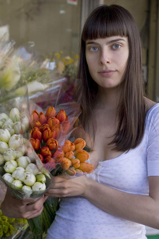 西方人,一个人,花商,站,抱,竖图,彩色,室外,白天,正面,爱情,郁金香,欧洲,加拿大,欧洲人,仅一个年轻女性,仅一个女性,仅一个人,许多,服装,盛开,祝福,花蕾,注视,休闲装,花,花瓣,花朵,鲜花,衣服,花苞,花蕊,观察,看,站着,休闲,休闲服,服饰,抱着,观看,五颜六色,色彩斑斓,察看,北美,表白,北美洲,搂着,关注,美洲,五彩缤纷,荣誉,多伦多,省会,永恒,北亚美利加洲,亚美利加洲,五彩斑斓,安大略省,安省,北方好莱坞,多伦多市,五光十色,年轻女性,女人,女性,白种人,花店老板,花贩,卖花人,郁香,洋荷花,草麝香,怀抱,搂,搂抱,相抱,拥抱,站立,半身,彩图