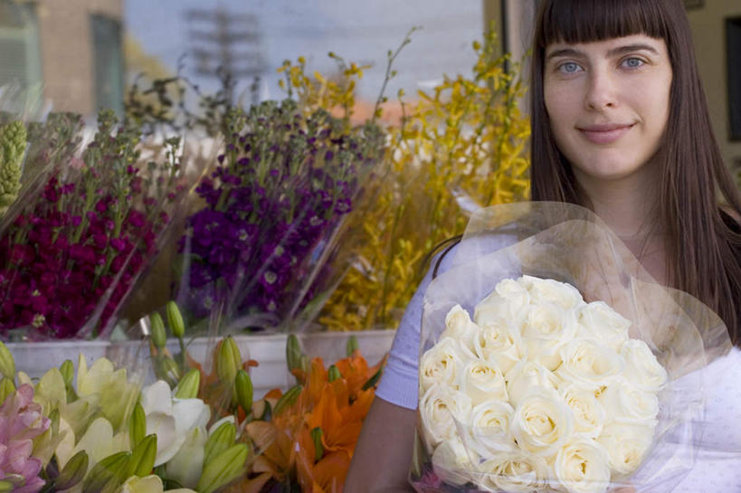 西方人,一个人,花商,站,抱,横图,彩色,室外,白天,正面,爱情,郁金香,欧洲,加拿大,欧洲人,仅一个年轻女性,仅一个女性,仅一个人,许多,服装,盛开,祝福,花蕾,注视,休闲装,花,花瓣,花朵,鲜花,衣服,花苞,花蕊,观察,看,站着,休闲,休闲服,服饰,抱着,观看,五颜六色,色彩斑斓,察看,北美,表白,北美洲,搂着,关注,美洲,五彩缤纷,荣誉,多伦多,省会,永恒,北亚美利加洲,亚美利加洲,五彩斑斓,安大略省,安省,北方好莱坞,多伦多市,五光十色,年轻女性,女人,女性,白种人,花店老板,花贩,卖花人,郁香,洋荷花,草麝香,怀抱,搂,搂抱,相抱,拥抱,站立,半身,彩图