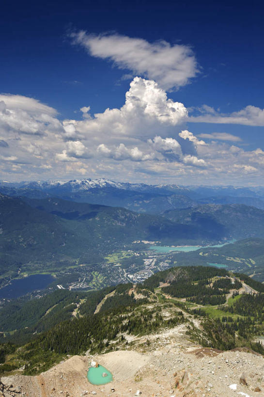 无人,竖图,俯视,航拍,室外,白天,旅游,度假,草地,草坪,湖,湖泊,美景,山,山脉,水,植物,加拿大,阴影,光线,影子,湖面,景观,山峰,水流,水面,云,云朵,山峦,云彩,娱乐,草,蓝色,绿色,白云,蓝天,天空,阳光,自然,湖水,群山,天,享受,休闲,景色,放松,晴朗,北美,北美洲,鸟瞰,自然风光,美洲,北亚美利加洲,亚美利加洲,卑诗省,不列颠哥伦比亚,不列颠哥伦比亚省,惠斯勒,晴空,彩图,高角度拍摄