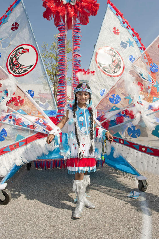 西方人,儿童,一个人,竖图,彩色,室外,白天,正面,民族服装,跳舞,纯洁,欧洲,加拿大,欧洲人,仅一个女性,仅一个人,阴影,庆祝,装饰,光线,影子,小孩,蓝色,蓝天,天空,阳光,天,仅一个小孩,可爱,童年,童趣,五颜六色,华丽,修饰,庆贺,色彩斑斓,点缀,北美,北美洲,祝贺,美洲,五彩缤纷,舞姿,童真,烂漫,无邪,多伦多,省会,北亚美利加洲,亚美利加洲,衬托,美观,雅致,雅观,五彩斑斓,安大略省,安省,北方好莱坞,多伦多市,五光十色,天真,女孩,女人,女性,白种人,孩子,彩图,全身,传统服装,民俗服,舞蹈,女生