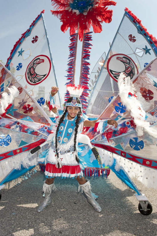 西方人,儿童,一个人,竖图,彩色,室外,白天,正面,民族服装,跳舞,纯洁,欧洲,加拿大,欧洲人,仅一个女性,仅一个人,阴影,庆祝,装饰,光线,影子,小孩,蓝色,蓝天,天空,阳光,天,仅一个小孩,可爱,童年,童趣,五颜六色,华丽,修饰,庆贺,色彩斑斓,点缀,北美,北美洲,祝贺,美洲,五彩缤纷,舞姿,童真,烂漫,无邪,多伦多,省会,北亚美利加洲,亚美利加洲,衬托,美观,雅致,雅观,五彩斑斓,安大略省,安省,北方好莱坞,多伦多市,五光十色,天真,女孩,女人,女性,白种人,孩子,彩图,全身,传统服装,民俗服,舞蹈,女生