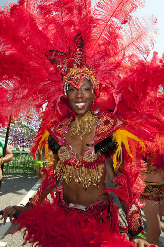 西方人,一个人,站,笑,微笑,露齿笑,竖图,彩色,室外,白天,正面,民族服装,欧洲,非洲,加拿大,黑人,欧洲人,仅一个年轻女性,仅一个女性,仅一个人,阴影,庆祝,装饰,光线,影子,阳光,站着,五颜六色,华丽,修饰,庆贺,色彩斑斓,点缀,北美,北美洲,祝贺,美洲,五彩缤纷,多伦多,省会,北亚美利加洲,亚美利加洲,衬托,美观,雅致,雅观,五彩斑斓,安大略省,安省,北方好莱坞,多伦多市,五光十色,年轻女性,女人,女性,非洲人,站立,彩图,全身,传统服装,民俗服