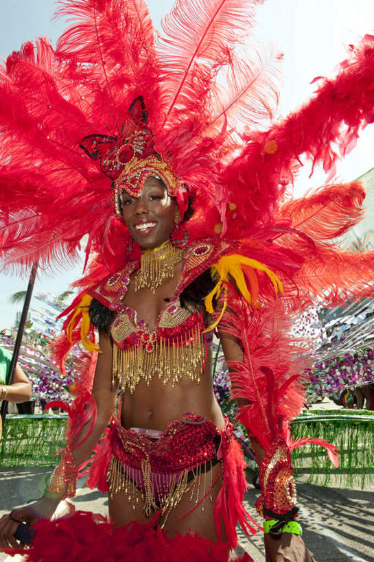 西方人,一个人,站,笑,微笑,露齿笑,竖图,彩色,室外,白天,正面,民族服装,欧洲,非洲,加拿大,黑人,欧洲人,仅一个年轻女性,仅一个女性,仅一个人,阴影,庆祝,装饰,光线,影子,蓝色,蓝天,天空,阳光,天,站着,五颜六色,华丽,修饰,庆贺,色彩斑斓,点缀,北美,北美洲,祝贺,美洲,五彩缤纷,多伦多,省会,北亚美利加洲,亚美利加洲,衬托,美观,雅致,雅观,五彩斑斓,安大略省,安省,北方好莱坞,多伦多市,五光十色,年轻女性,女人,女性,非洲人,站立,彩图,全身,传统服装,民俗服