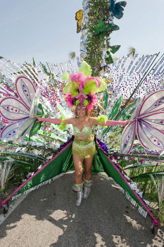 西方人,站,伸展双臂,竖图,彩色,室外,白天,正面,民族服装,跳舞,欧洲,加拿大,欧洲人,阴影,庆祝,装饰,光线,影子,蓝色,蓝天,天空,阳光,天,站着,晴朗,五颜六色,华丽,修饰,庆贺,色彩斑斓,点缀,北美,北美洲,祝贺,美洲,五彩缤纷,舞姿,多伦多,万里无云,省会,北亚美利加洲,亚美利加洲,衬托,美观,雅致,雅观,五彩斑斓,安大略省,安省,北方好莱坞,多伦多市,五光十色,白种人,晴空,晴空万里,敞开双臂,伸开双臂,展开双肩,站立,张开手臂,张开双臂,彩图,全身,传统服装,民俗服,舞蹈