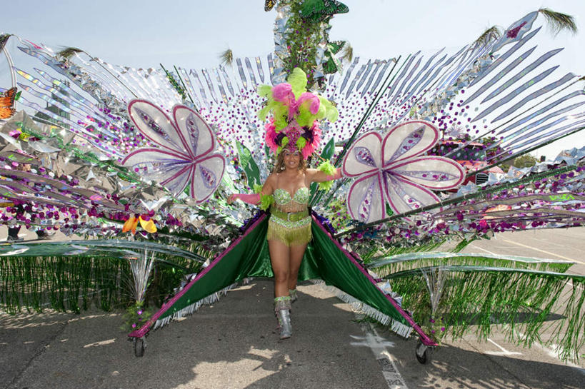 西方人,站,伸展双臂,横图,彩色,室外,白天,正面,民族服装,跳舞,欧洲,加拿大,欧洲人,阴影,庆祝,装饰,光线,影子,蓝色,蓝天,天空,阳光,天,站着,晴朗,五颜六色,华丽,修饰,庆贺,色彩斑斓,点缀,北美,北美洲,祝贺,美洲,五彩缤纷,舞姿,多伦多,万里无云,省会,北亚美利加洲,亚美利加洲,衬托,美观,雅致,雅观,五彩斑斓,安大略省,安省,北方好莱坞,多伦多市,五光十色,白种人,晴空,晴空万里,敞开双臂,伸开双臂,展开双肩,站立,张开手臂,张开双臂,彩图,全身,传统服装,民俗服,舞蹈