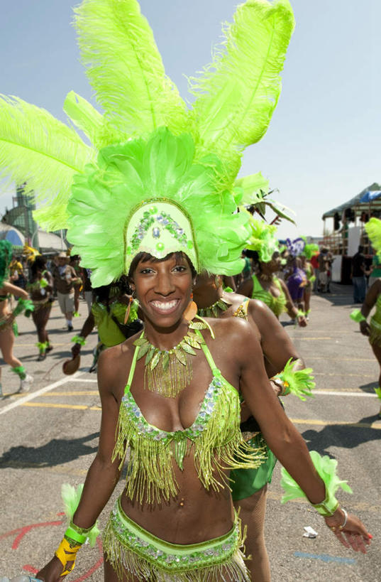 西方人,一个人,站,笑,微笑,露齿笑,竖图,彩色,室外,白天,正面,民族服装,欧洲,非洲,加拿大,黑人,欧洲人,仅一个年轻女性,仅一个女性,仅一个人,阴影,庆祝,装饰,光线,影子,蓝色,蓝天,天空,阳光,天,站着,晴朗,五颜六色,华丽,修饰,庆贺,色彩斑斓,点缀,北美,北美洲,祝贺,美洲,五彩缤纷,多伦多,万里无云,省会,北亚美利加洲,亚美利加洲,衬托,美观,雅致,雅观,五彩斑斓,安大略省,安省,北方好莱坞,多伦多市,五光十色,年轻女性,女人,女性,非洲人,晴空,晴空万里,站立,半身,彩图,传统服装,民俗服