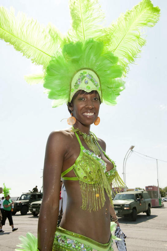 西方人,一个人,站,笑,微笑,露齿笑,竖图,彩色,室外,白天,侧面,民族服装,欧洲,非洲,加拿大,黑人,欧洲人,仅一个年轻女性,仅一个女性,仅一个人,阴影,庆祝,装饰,光线,影子,蓝色,蓝天,天空,阳光,天,站着,晴朗,五颜六色,华丽,修饰,庆贺,色彩斑斓,点缀,北美,北美洲,祝贺,美洲,五彩缤纷,多伦多,万里无云,省会,北亚美利加洲,亚美利加洲,衬托,美观,雅致,雅观,五彩斑斓,安大略省,安省,北方好莱坞,多伦多市,五光十色,年轻女性,女人,女性,非洲人,晴空,晴空万里,站立,半身,彩图,传统服装,民俗服