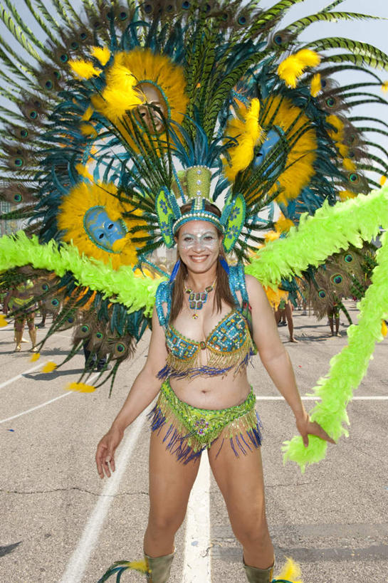 西方人,站,笑,微笑,露齿笑,竖图,彩色,室外,白天,正面,民族服装,跳舞,欧洲,加拿大,欧洲人,阴影,庆祝,装饰,光线,影子,阳光,站着,五颜六色,华丽,修饰,庆贺,色彩斑斓,点缀,北美,北美洲,祝贺,美洲,五彩缤纷,舞姿,多伦多,省会,北亚美利加洲,亚美利加洲,衬托,美观,雅致,雅观,五彩斑斓,安大略省,安省,北方好莱坞,多伦多市,五光十色,白种人,站立,半身,彩图,传统服装,民俗服,舞蹈