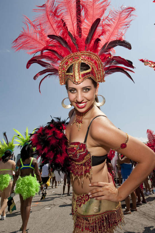 西方人,一个人,笑,微笑,露齿笑,竖图,彩色,室外,白天,侧面,民族服装,跳舞,欧洲,加拿大,欧洲人,仅一个年轻女性,仅一个女性,仅一个人,阴影,庆祝,装饰,光线,影子,注视,手叉腰,阳光,叉腰,观察,看,观看,五颜六色,华丽,修饰,庆贺,色彩斑斓,点缀,察看,北美,北美洲,关注,祝贺,美洲,五彩缤纷,舞姿,多伦多,省会,北亚美利加洲,亚美利加洲,衬托,美观,雅致,雅观,五彩斑斓,安大略省,安省,北方好莱坞,多伦多市,五光十色,年轻女性,女人,女性,白种人,半身,彩图,传统服装,民俗服,舞蹈