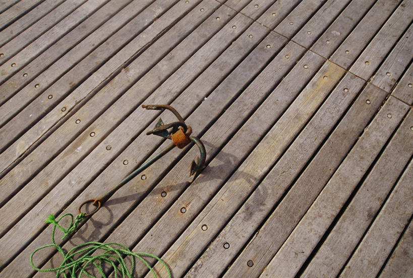 无人,横图,俯视,室外,白天,金属制品,阿曼,亚洲,阴影,新鲜,生锈,光线,金属,木制,木板,影子,绿色,阳光,草绳,木制品,绳子,青春,锚,绳索,腐蚀,侵蚀,生命,西亚,和平,安详,船锚,冷色,稻草绳,阿曼苏丹国,腐化,锈迹斑斑,彩图,高角度拍摄