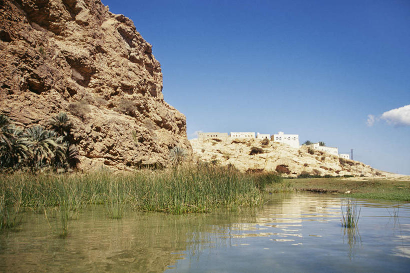 无人,横图,室外,白天,正面,旅游,度假,草地,草坪,湖,湖泊,美景,山,水,植物,阿曼,亚洲,阴影,光线,影子,湖面,景观,山峰,水流,水面,山峦,娱乐,草,蓝色,绿色,蓝天,天空,阳光,自然,湖水,天,享受,休闲,景色,放松,晴朗,自然风光,西亚,万里无云,阿曼苏丹国,晴空,晴空万里,彩图