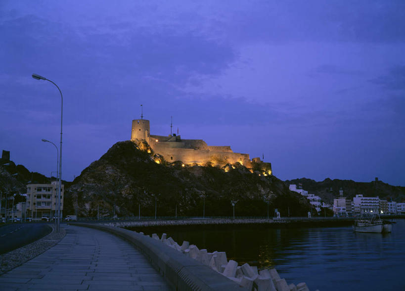 无人,家,横图,室外,白天,仰视,度假,湖,湖泊,石头,美景,山,水,城市风光,城市,道路,路,路灯,轮船,公路,船,照明,阿曼,亚洲,一排,阴影,曲折,弯曲,整齐,并列,并排,光线,石子,影子,房屋,屋子,湖面,景观,山峰,水流,水面,桥,灯光,交通,山峦,娱乐,石桥,楼房,拱桥,住宅,栈桥,灯,排列,蓝色,蓝天,天空,阳光,交通工具,湖水,天,享受,休闲,景色,放松,蜿蜒,拱形,晴朗,人行桥,石拱桥,照亮,照明设备,队列,载具,西亚,平行,万里无云,阿曼苏丹国,石块,晴空,晴空万里,马路,彩图,低角度拍摄,房子