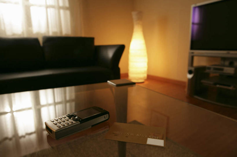 无人,客厅,打电话,横图,室内,白天,正面,信用卡,窗户,落地窗,沙发,桌面,桌子,电话,电视,手机,玻璃,照明,阴影,环保,光线,影子,墙,灯光,通讯设备,玻璃窗,墙壁,墙面,玻璃制品,灯,绿色,黑色,阳光,灯具,落地灯,液晶电视,卡,清晰,储蓄卡,轻薄,能源,照亮,回收,资源,起居室,照明设备,彩电,利用,便携,低碳,循环,彩色电视机,持续,客堂,交流,银行卡,电视机,沟通,通话,彩图,高清,皮沙发