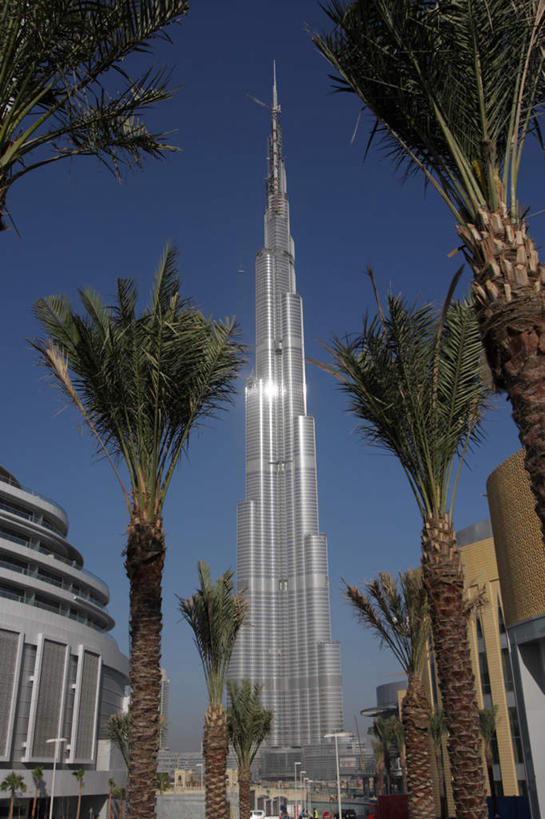 无人,高楼大厦,竖图,室外,白天,仰视,度假,美景,植物,城市风光,标志建筑,城市,大厦,地标,建筑,摩天大楼,阿联酋,亚洲,阴影,繁华,光线,影子,景观,娱乐,建设,树,树木,蓝色,绿色,蓝天,天空,阳光,自然,天,享受,休闲,景色,放松,生长,晴朗,成长,尖塔,西亚,阿拉伯联合酋长国,迪拜,万里无云,迪拜塔,哈利法塔,比斯迪拜塔,繁荣,杜拜,发达,迪拜大厦,晴空,晴空万里,彩图,低角度拍摄,大楼,高层建筑,高楼,摩天楼