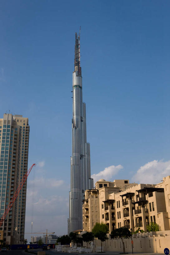 无人,竖图,室外,白天,仰视,旅游,度假,植物,标志建筑,道路,地标,建筑,路,阿联酋,亚洲,阴影,光线,影子,云,云朵,建筑群,小路,交通,云彩,娱乐,建设,树,树木,蓝色,绿色,白云,蓝天,天空,阳光,自然,天,享受,休闲,放松,生长,晴朗,成长,西亚,阿拉伯联合酋长国,迪拜,迪拜塔,哈利法塔,比斯迪拜塔,杜拜,迪拜大厦,晴空,彩图,低角度拍摄