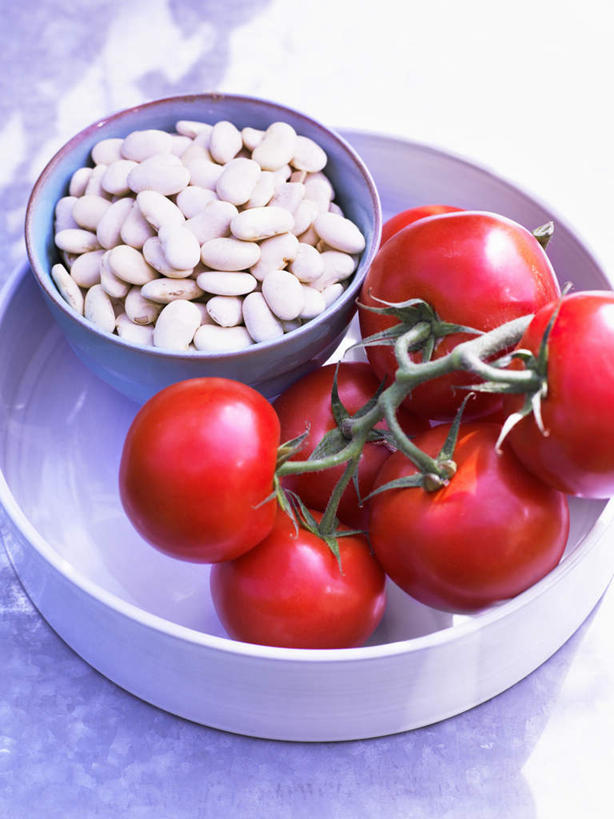 无人,竖图,室内,白天,正面,兴奋,热情,蔬菜,西红柿,餐具,一堆,阴影,堆叠,堆积,新鲜,反射,碟子,盘,影子,陶瓷,豆子,食品,陶瓷制品,开放,食物,红色,白色,盘子,容器,碟,碗,健康,温暖,奔放,活力,积极,激情,朝气,有机食品,绿色食品,储藏,堆,暖色,吉祥,卫生,生命,储存,饱满,纯真,洁净,革命,光明,热烈,赤色,恬静,中间色,充实,斗志,朴素,清白,喜气,主动,番茄,彩图,欢乐,贮存