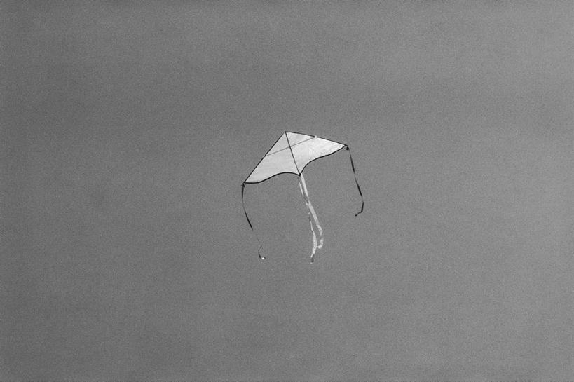 无人,横图,黑白,室外,白天,仰视,旅游,度假,游戏,玩具,飞翔,阴影,飞行,光线,影子,云,云朵,翱翔,玩,云彩,娱乐,飞,蓝色,白云,蓝天,天空,阳光,风筝,天,享受,休闲,放松,益智,放风筝,晴朗,活动,纸鸢,发泄,消遣,智力,放鹞子,鹞,鹞子,鸢,木鸢,宣泄,晴空,玩耍,嬉戏,低角度拍摄